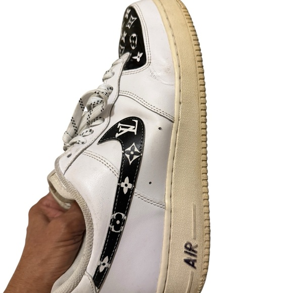 Nike Custom Black and white Sneakers - Picture 4 of 16